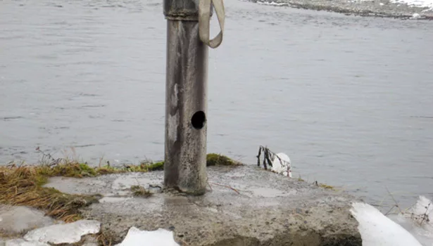 Rubber cementing plugs to stop flow of the well sunk 47 feet