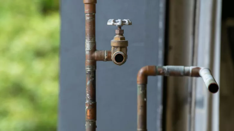 An image of a rusty water pipe