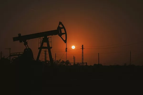 mihai-MCoy-g7q7_s-unsplash.jpg Oil Derrick in intense heat