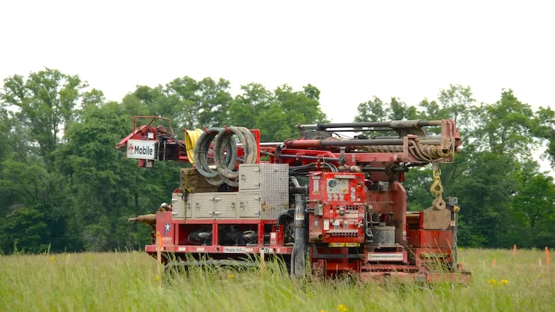 roger-starnes-sr-7IZNzYiZwxo-unsplash.jpg Drill rig