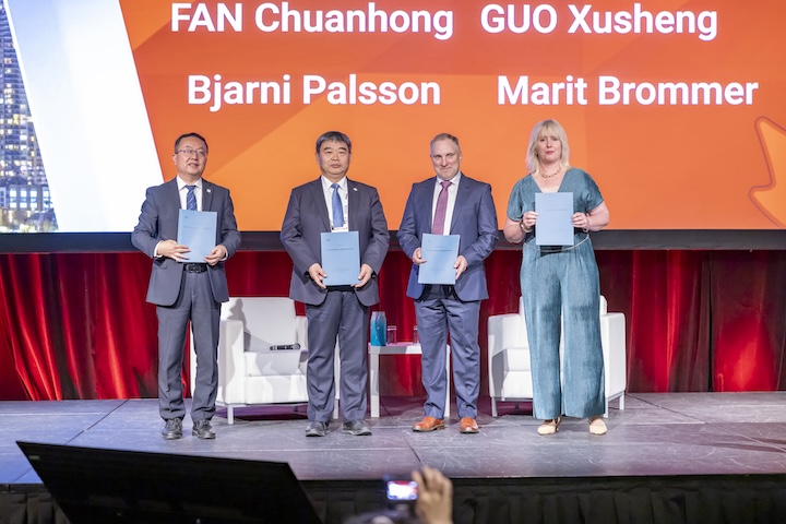 Four world geothermal vleaders holding plaques