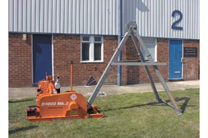 The Dando 1000 MK2 features an adjustable height mast derrick.