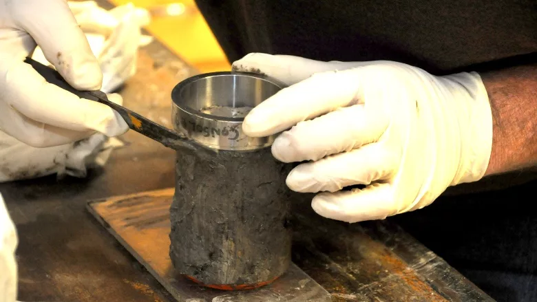 extruding a soil sample from a drill tube